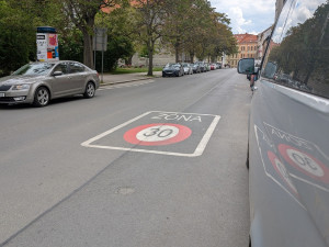 Město rozšiřuje třicítkové zóny a poprvé zavede i dvacítku, věří ve zklidnění dopravy