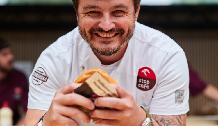 Gurmánská sezona na cestách: ORLEN v Plzni odstartoval letní menu od Romana Staši