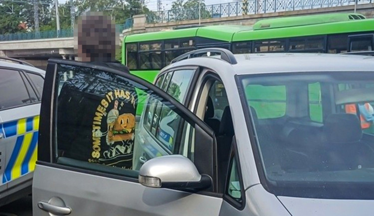 Probuzený muž zapíral, že auto na invalidech sám zaparkoval