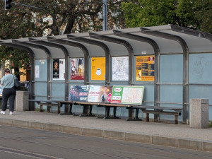 Zmizet by měly i reklamní lavičky.