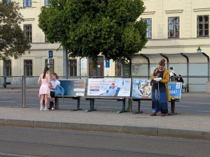 Zmizet by měly i reklamní lavičky.