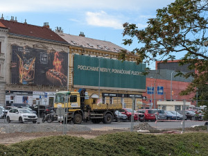Zmizet by měly i reklamní lavičky.