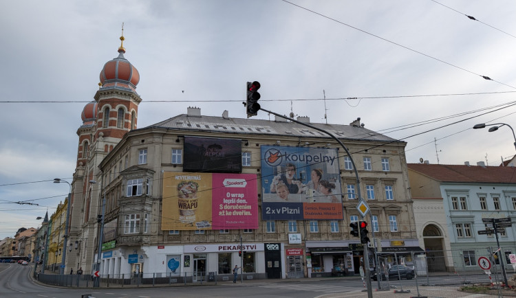 Čas se krátí. Majitelé reklamní plachet je musí odstranit do konce června