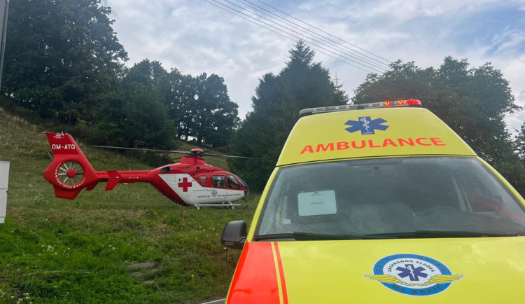 Svědci resuscitovali cyklistu po ošklivé nehodě, zkřížil cestu osobnímu autu