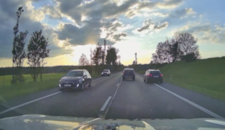 Řidič u Bochova ujížděl policii dvoustovkou, zastavil ho až policejní zákrok