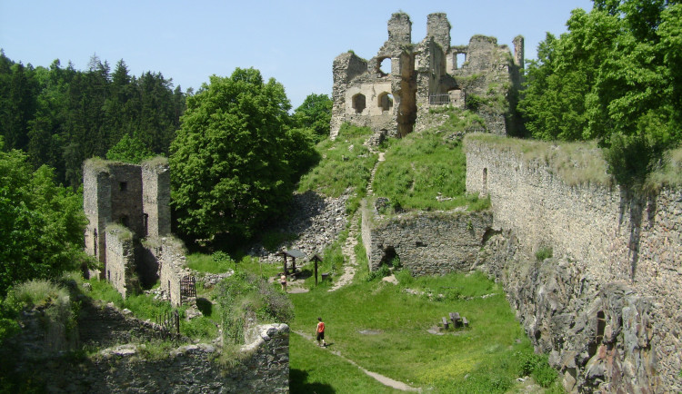 Přírodní rezervace Dívčí kámen na Českokrumlovsku se rozšířila na 24 hektarů