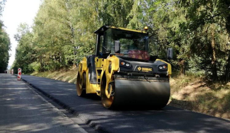 Opravy silnic u Teplé na Chebsku skončily, omezení v obci ale pokračují