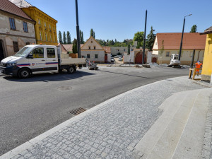 Po nekonečných odkladech se doprava vrací na Rolnické náměstí. Hotovo bude v srpnu