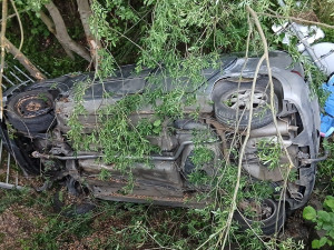 Auto vyletělo ze silnice, prorazilo zábradlí a zřítilo se ze srázu do koryta potoka