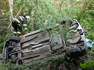 Auto vyletělo ze silnice, prorazilo zábradlí a zřítilo se ze srázu do koryta potoka