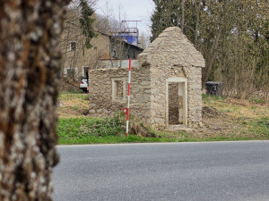 Kaple po očištění staré omítky a ošetření kamene.