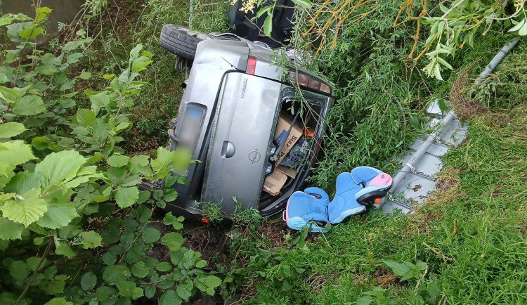 Auto prorazilo zábradlí a zřítilo se ze strmého srázu do koryta potoka