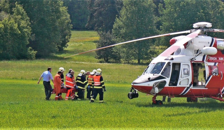 Ženu v lese zavalil strom. Na místě zasahoval i vrtulník letecké záchranné služby