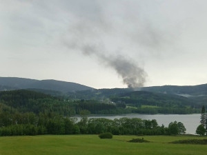 Srub na šumavské samotě takřka lehnul popelem, škody jdou do milionů