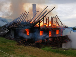 Srub na šumavské samotě takřka lehnul popelem, škody jdou do milionů