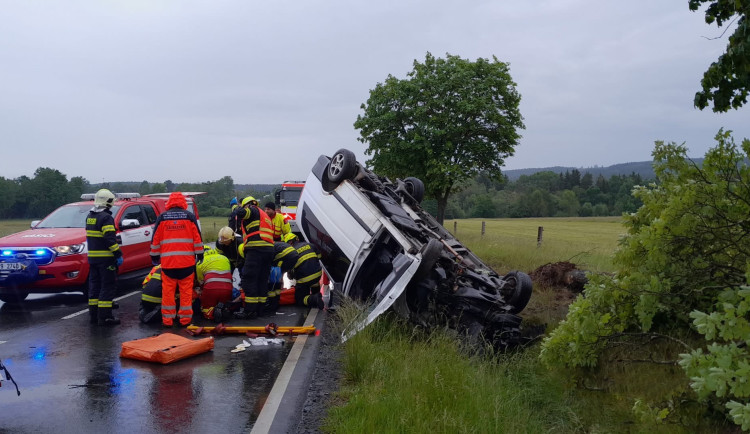 Dodávka vyletěla ze silnice, přerazila strom a převrátila se na střechu. Tři lidé se zranili