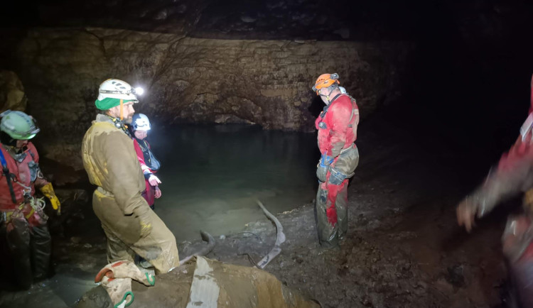 V Moravském krasu uvízli fiktivní jeskyňáři, hasiči trénovali jejich záchranu