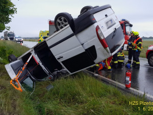 Dodávka vyletěla ze silnice, přerazila strom a převrátila se na střechu. Tři lidé se zranili