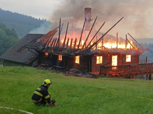 Požár srubu u nýrské přehrady, foto: HZS Plzeňského kraje