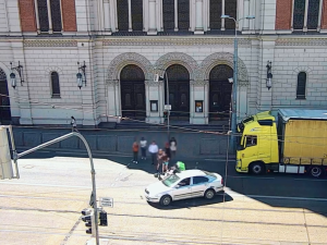 Drsné video zachytilo, jak auto na přechodu smetlo kurýra na elektrokoloběžce
