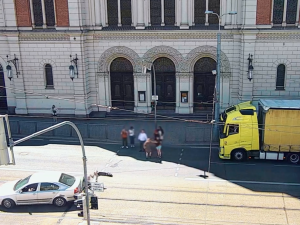 VIDEO: Drsné video zachytilo, jak auto na přechodu smetlo kurýra na elektrokoloběžce