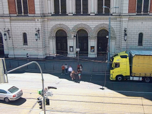 VIDEO: Drsné video zachytilo, jak auto na přechodu smetlo kurýra na elektrokoloběžce