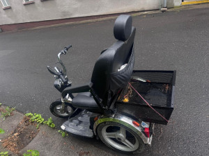 Záhadně opuštěná elektrická tříkolka pro invalidy stojí v ulici už přes měsíc
