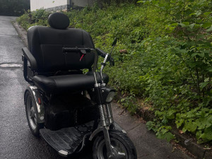 Záhadně opuštěná elektrická tříkolka pro invalidy stojí v ulici už přes měsíc