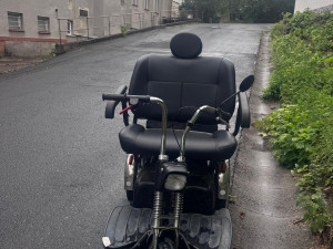 Záhadně opuštěná elektrická tříkolka pro invalidy stojí v ulici už přes měsíc