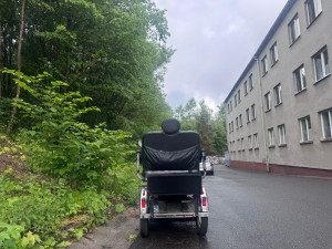 Záhadně opuštěná elektrická tříkolka pro invalidy stojí v ulici už přes měsíc