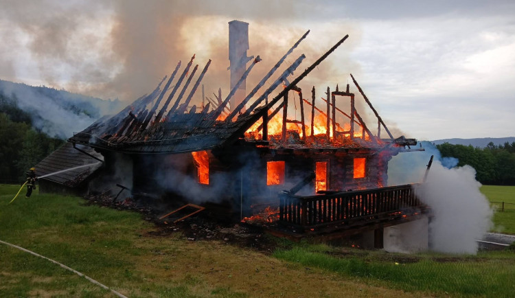 Požár srubu na šumavské samotě působil blesk, podpálil také chatu v Srní