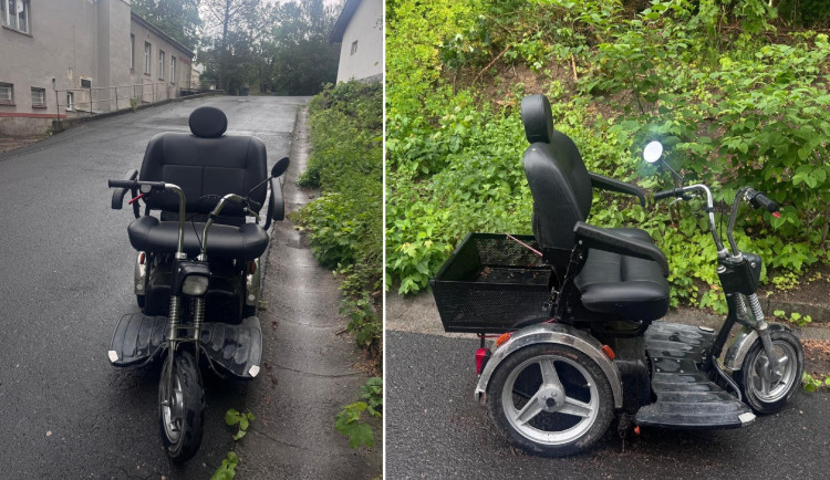 Opuštěná elektrická tříkolka pro invalidy stojí v ulici už přes měsíc. Majitel ji tam nechal