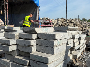 Historická dlažba z náměstí Republiky se řeže a brousí. Kritici mluví o znehodnocení