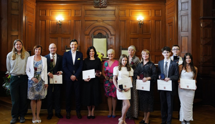 Radnice ocenila pedagogy a školáky. Dostali pamětní medaile