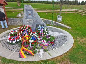 Krvavou bitvu si lidé připomenou u pomníku v zaniklé šumavské obci Zhůří