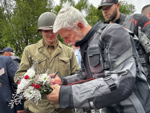 Loni k památníku na Zhůří dorazil na motorce i prezident Petr Pavel