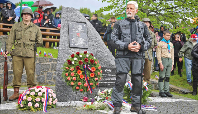Loni k památníku na Zhůří dorazil na motorce i prezident Petr Pavel