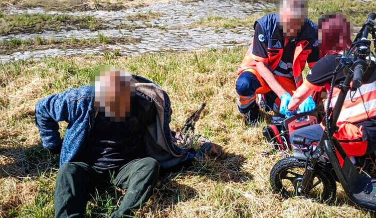 Poklidné rybaření se změnilo v boj o život. Rybář zkolaboval vedle nahozených prutů