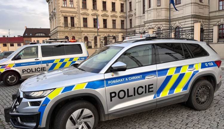 Vyhrožovali bombou u soudu, aby zmařili jednání. Policie dopadla oba pachatele