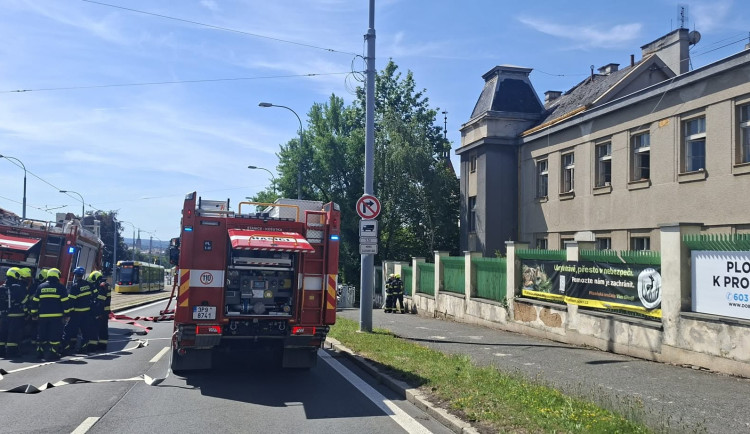 Objekt dříve slavného CD hotelu zachvátil požár. Hasiči evakuovali z budovy 32 osob