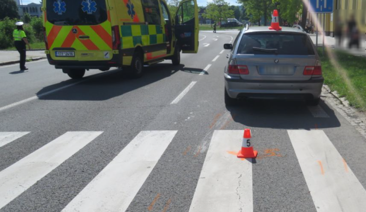 Mladý řidič na přechodu v Krnově srazil ženu. Vrtulník ji transportoval do nemocnice