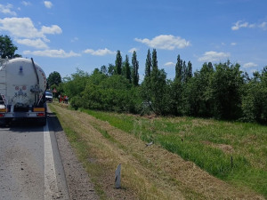 Po střetu s kamionem zmizelo odražené auto v hustém porostu, kde přerazilo strom