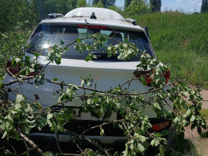 Po střetu s kamionem zmizelo odražené auto v hustém porostu, kde přerazilo strom