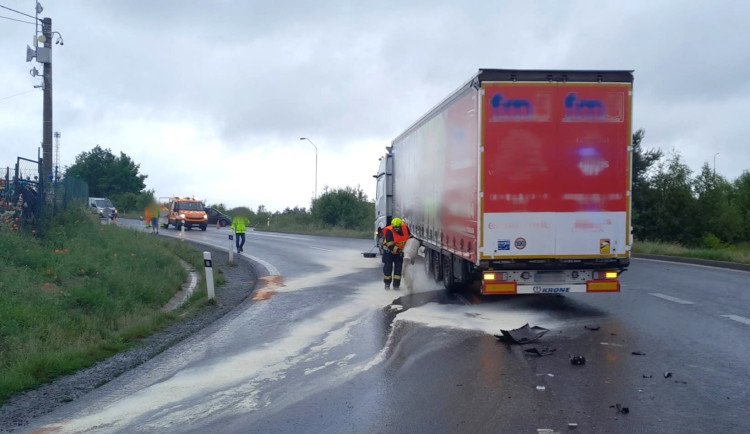 Nafty vytéká z kamionu na Svaté Kateřině