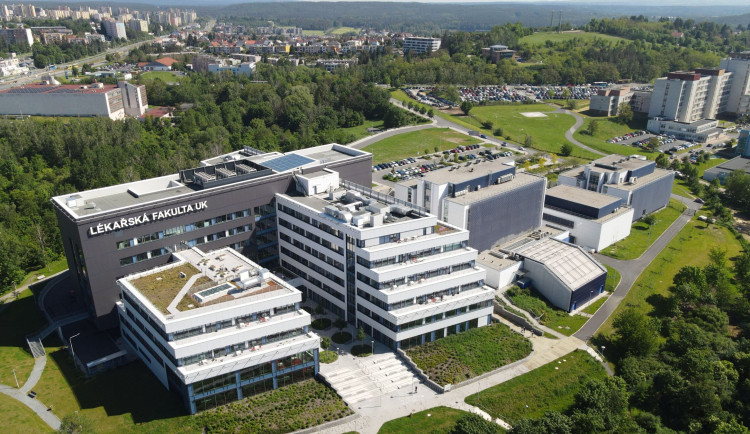 K přijímačkám na lékařskou fakultu přijede do Plzně 2 650 uchazečů. Uspěje jen 370