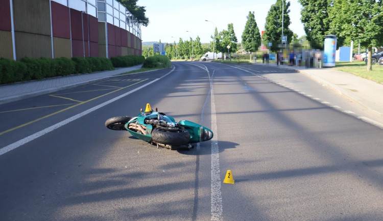 Policisté hledají svědky nehody. Motocyklista se střetl s chodcem