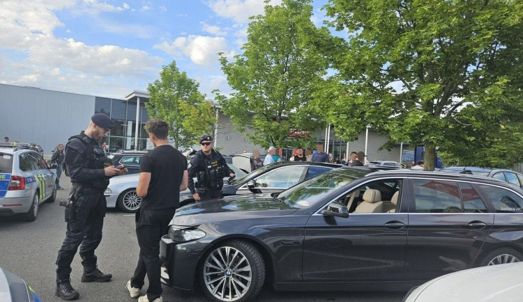 Policie kontroluje účastníky tuningového srazu