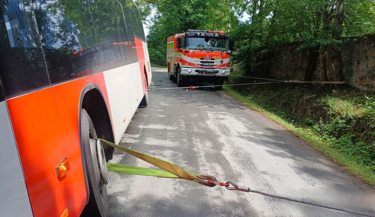 Havarovaný autobus hasiči zajistili pomocí navijáků