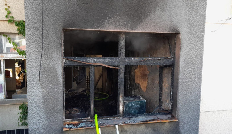 Kdysi nejluxusnější hotel v Plzni opět zasáhl požár, objekt opustilo 25 lidí