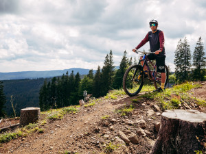 Šumavský Špičák zahajuje každodenní letní sezonu bikeparku